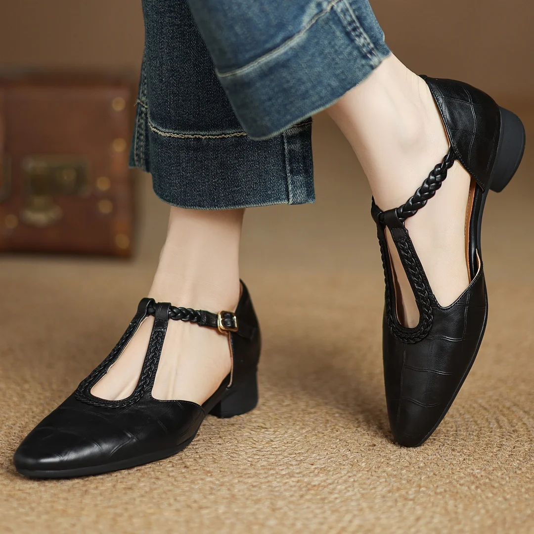 Ivana | Scarpe classiche in pelle con cinturino a T e dettaglio intrecciato