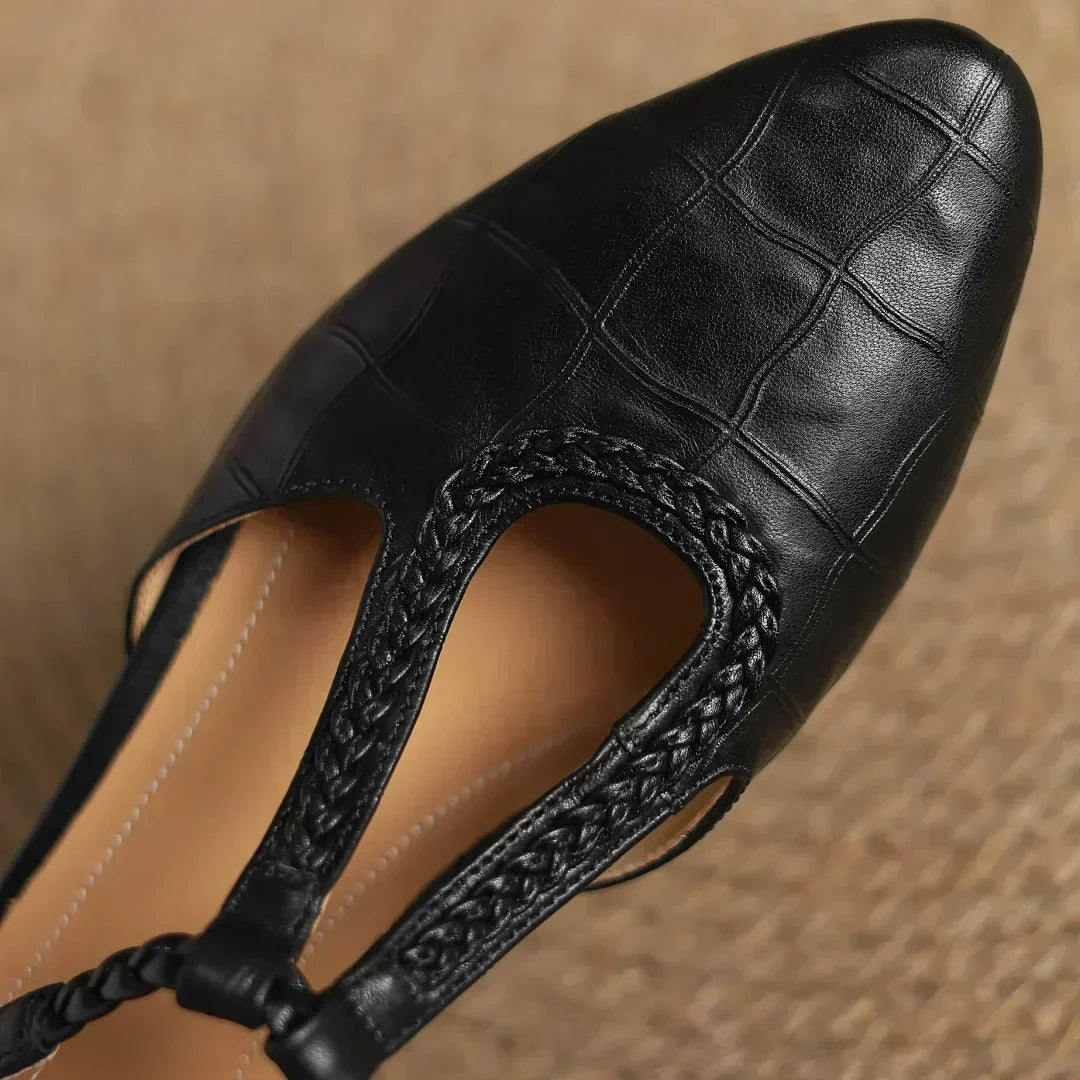 Ivana | Scarpe classiche in pelle con cinturino a T e dettaglio intrecciato